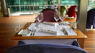黑山科托尔海边餐厅的一张桌子。